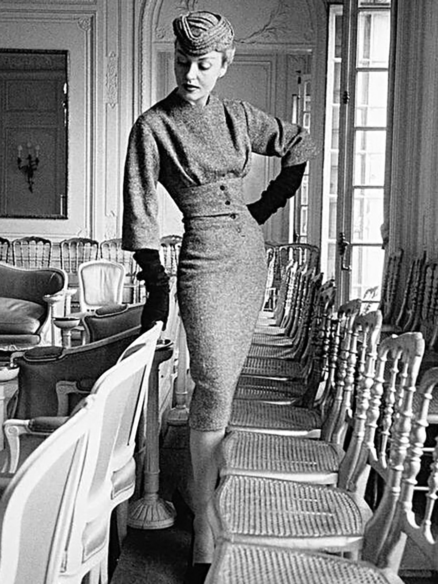 FALL 1953 CHRISTIAN DIOR Magazine : LIFE international edition 1953 vol.15-No.6<br>Photo : Nina Leen<br>Mannequin : Dexter